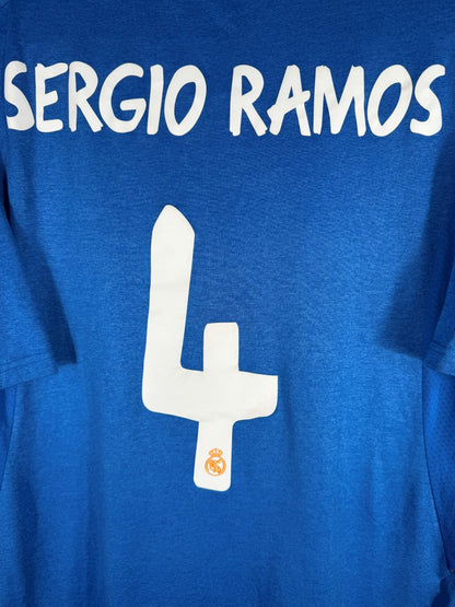 Gros plan du flocage Sergio Ramos numero 4 avec ecusson orange
