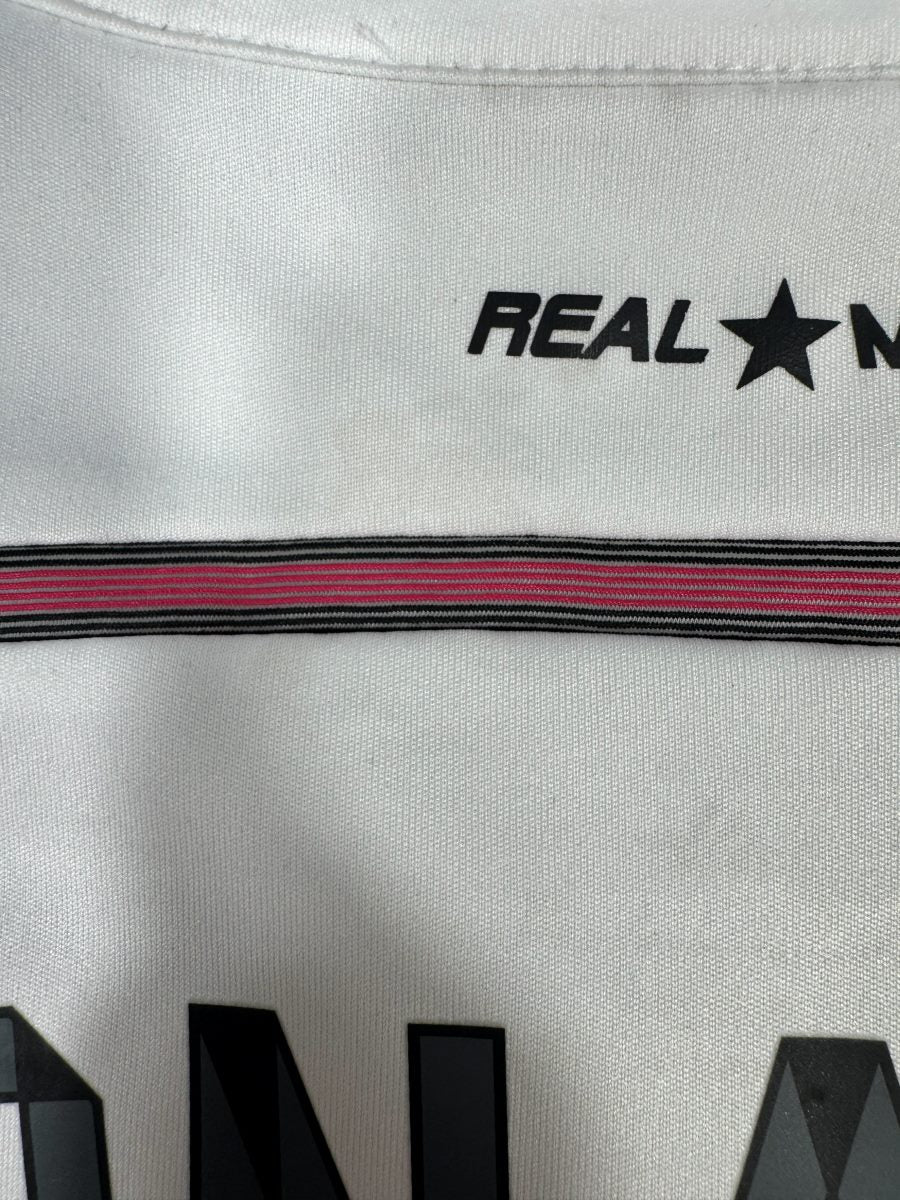 Détail nuque REAL MADRID et ruban tissé noir et rose maillot 2014-2015