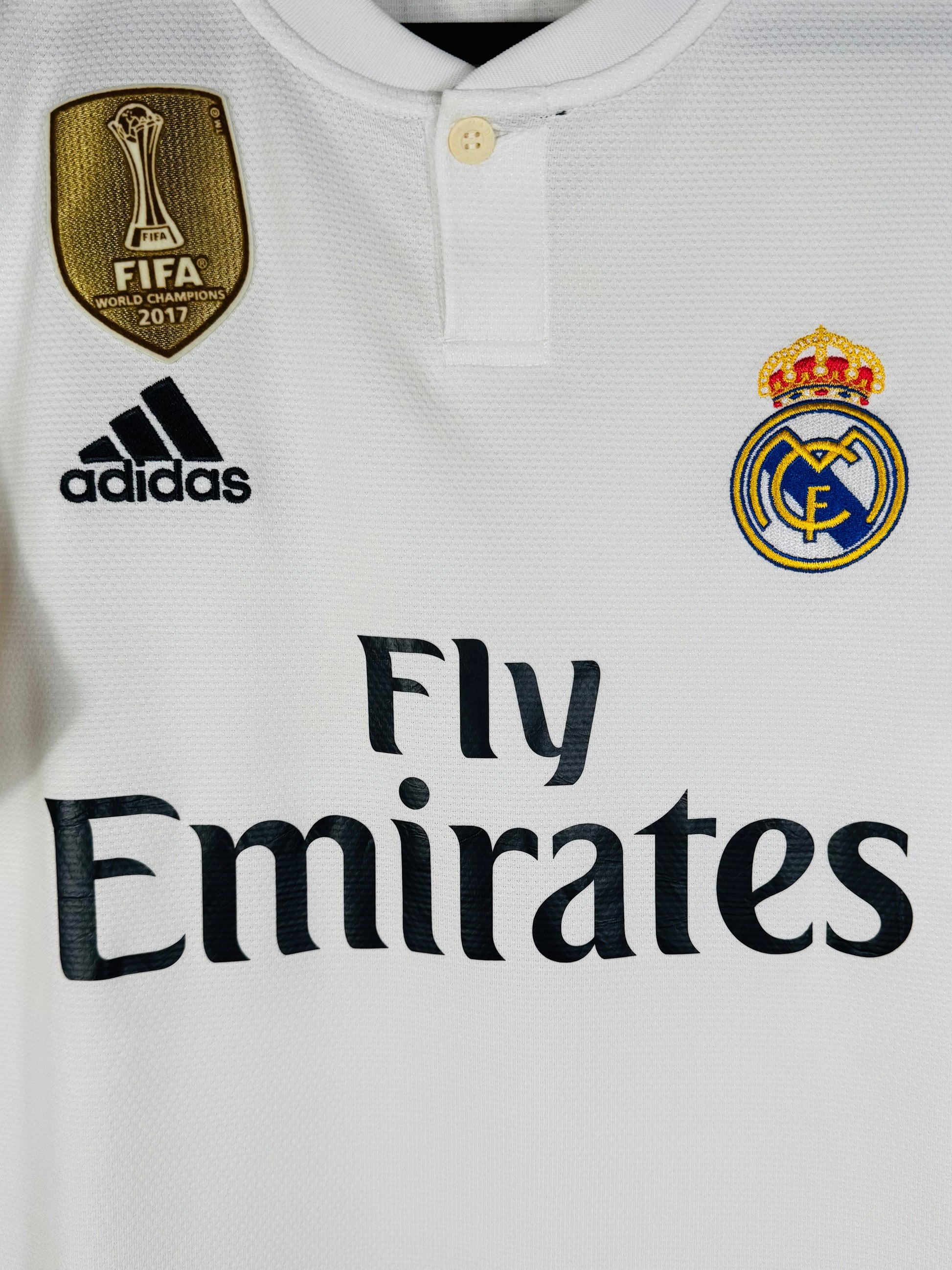 Détail de l'écusson du Real Madrid et du logo Adidas