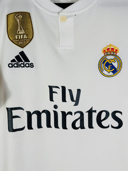 Détail de l'écusson du Real Madrid et du logo Adidas