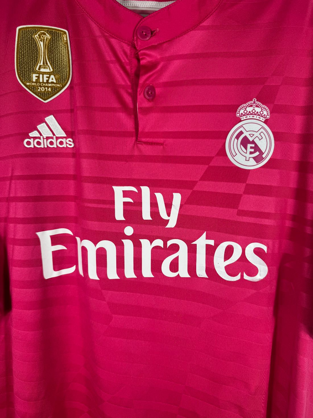 Détail de l'écusson du Real Madrid et du logo Adidas