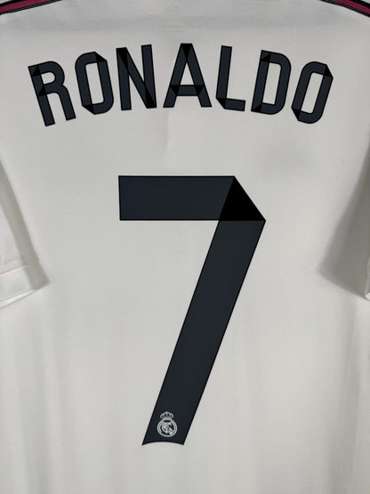 Gros plan du flocage facetté RONALDO N°7 avec écusson du Real intégré