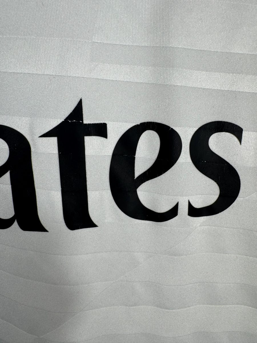 Micro-usure du flocage du sponsor Fly Emirates sur le maillot Real Madrid 2014-2015