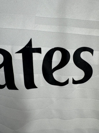 Micro-usure du flocage du sponsor Fly Emirates sur le maillot Real Madrid 2014-2015