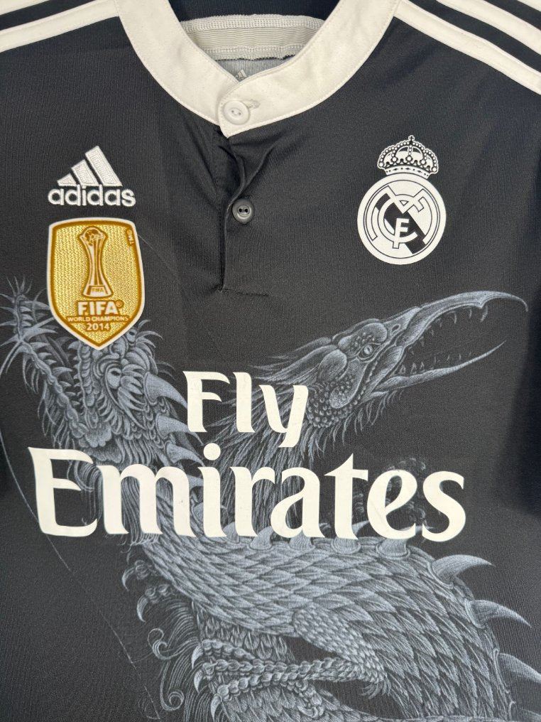 Détail de l'écusson du Real Madrid, du logo Adidas et du Dragon Yamamoto