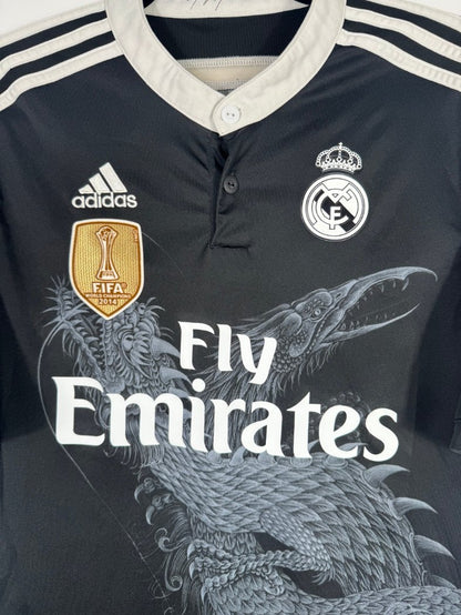 Détail de l'écusson du Real Madrid, du logo Adidas et du Dragon Yamamoto