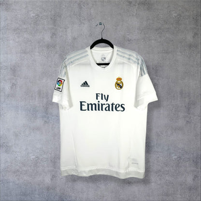 Face du maillot Real Madrid 2015-2016 domicile blanc adidas avec sponsor Fly Emirates et écusson brodé