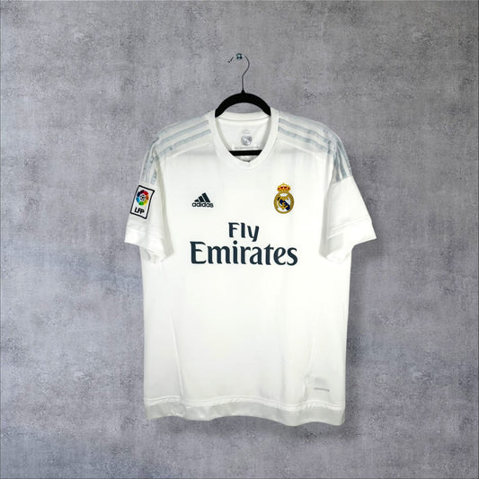 Face du maillot Real Madrid 2015-2016 domicile blanc adidas avec sponsor Fly Emirates et écusson brodé