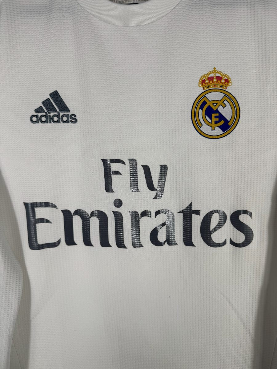 Détail de l'écusson brodé du Real Madrid et du sponsor Fly Emirates sur le maillot 2015-2016 domicile