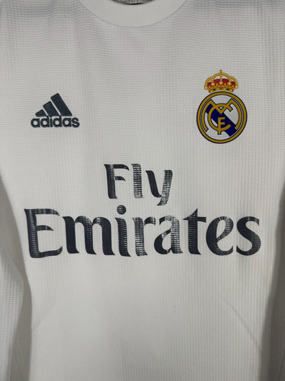 Détail de l'écusson brodé du Real Madrid et du sponsor Fly Emirates sur le maillot 2015-2016 domicile