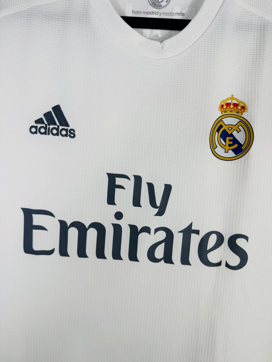 Détail de l'écusson brodé du Real Madrid, du sponsor Fly Emirates et du col hala madrid y nada más