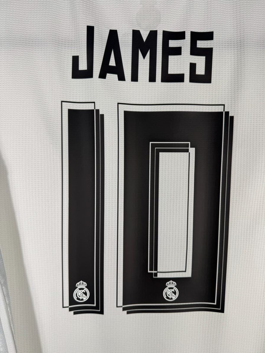 Gros plan du flocage JAMES 10 noir avec écusson du Real Madrid, maillot domicile 2015-2016