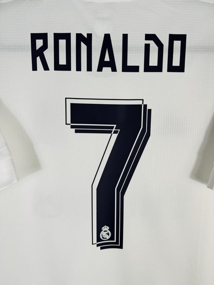 Détail du flocage Ronaldo N°7 avec écusson du Real intégré dans le chiffre, saison 2015-2016