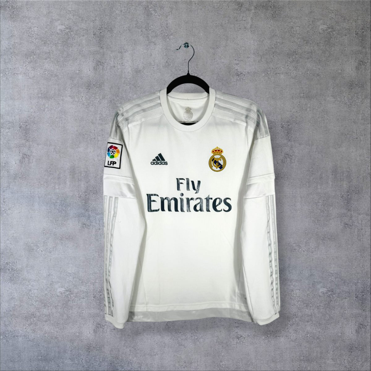 Face du maillot Real Madrid 2015-2016 domicile manches longues adidas blanc, sponsor Fly Emirates