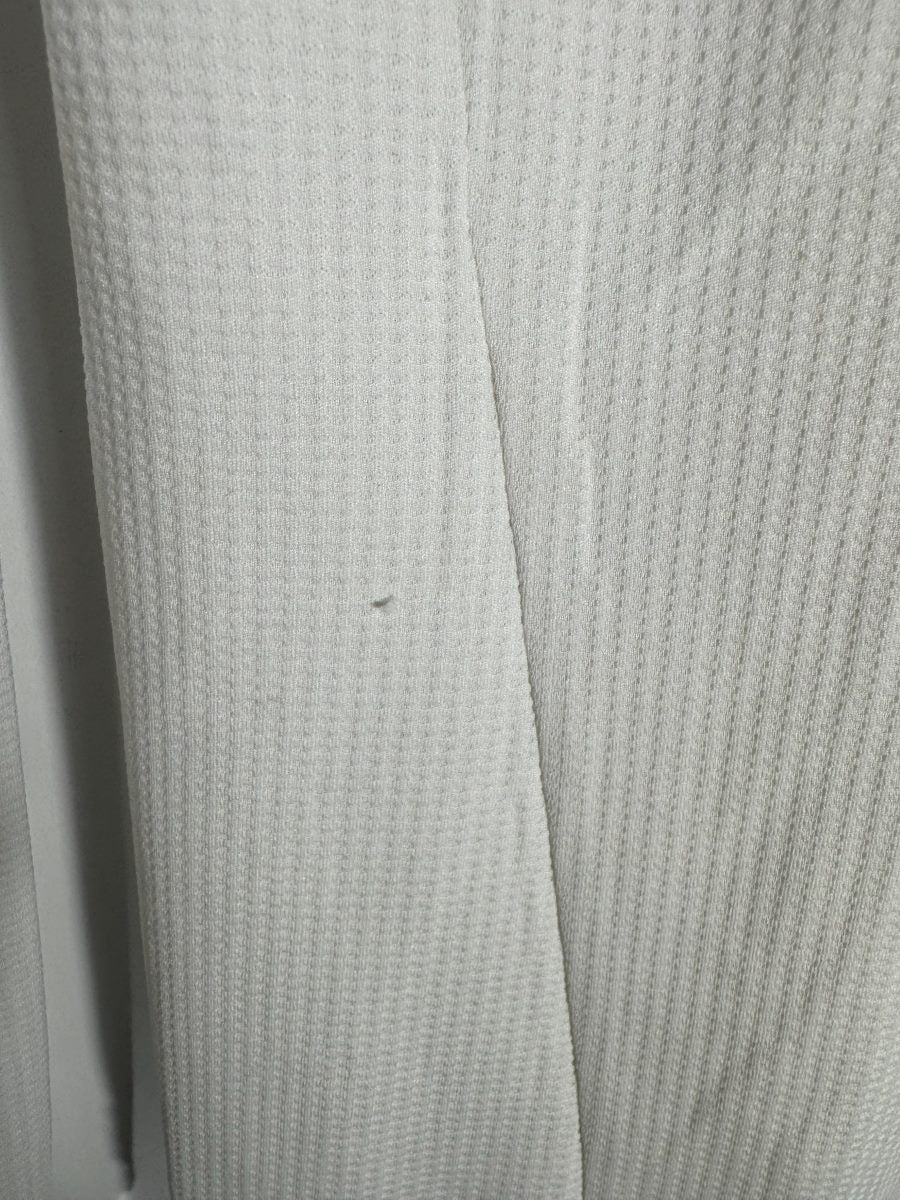 Micro bouloche sur le devant du maillot Real Madrid 2015-2016 domicile, seul défaut de la pièce