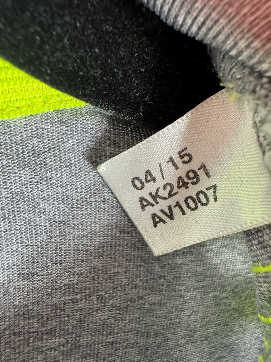 Étiquette Adidas d'origine 04/15 référence AK2491 du maillot Real Madrid 2015-2016
