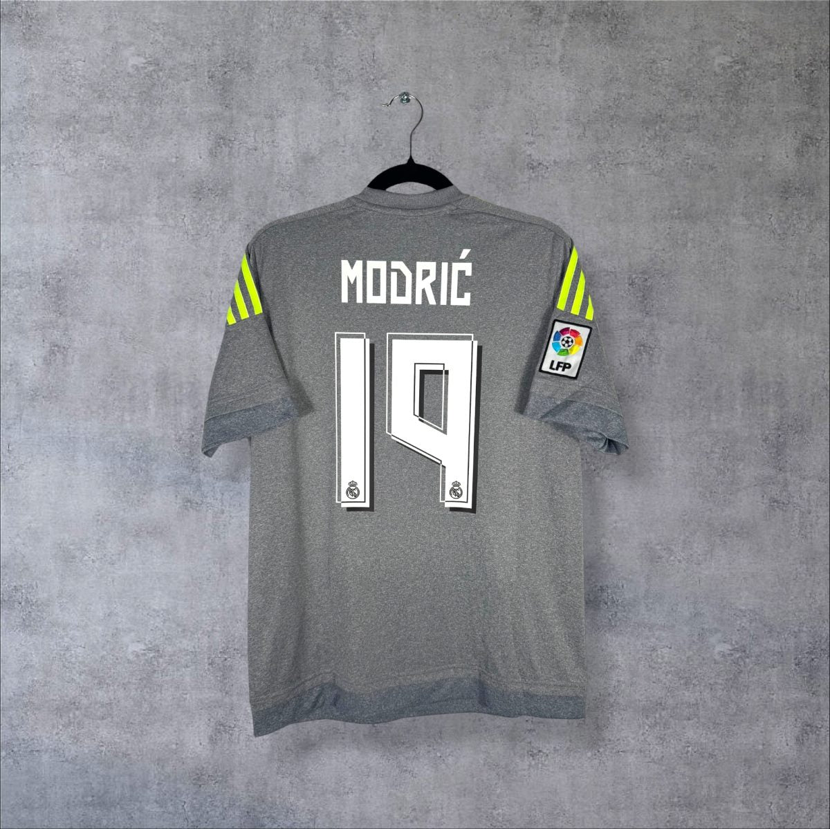Dos du maillot Real Madrid 2015-2016 extérieur avec flocage MODRIĆ N°19 et patch LFP