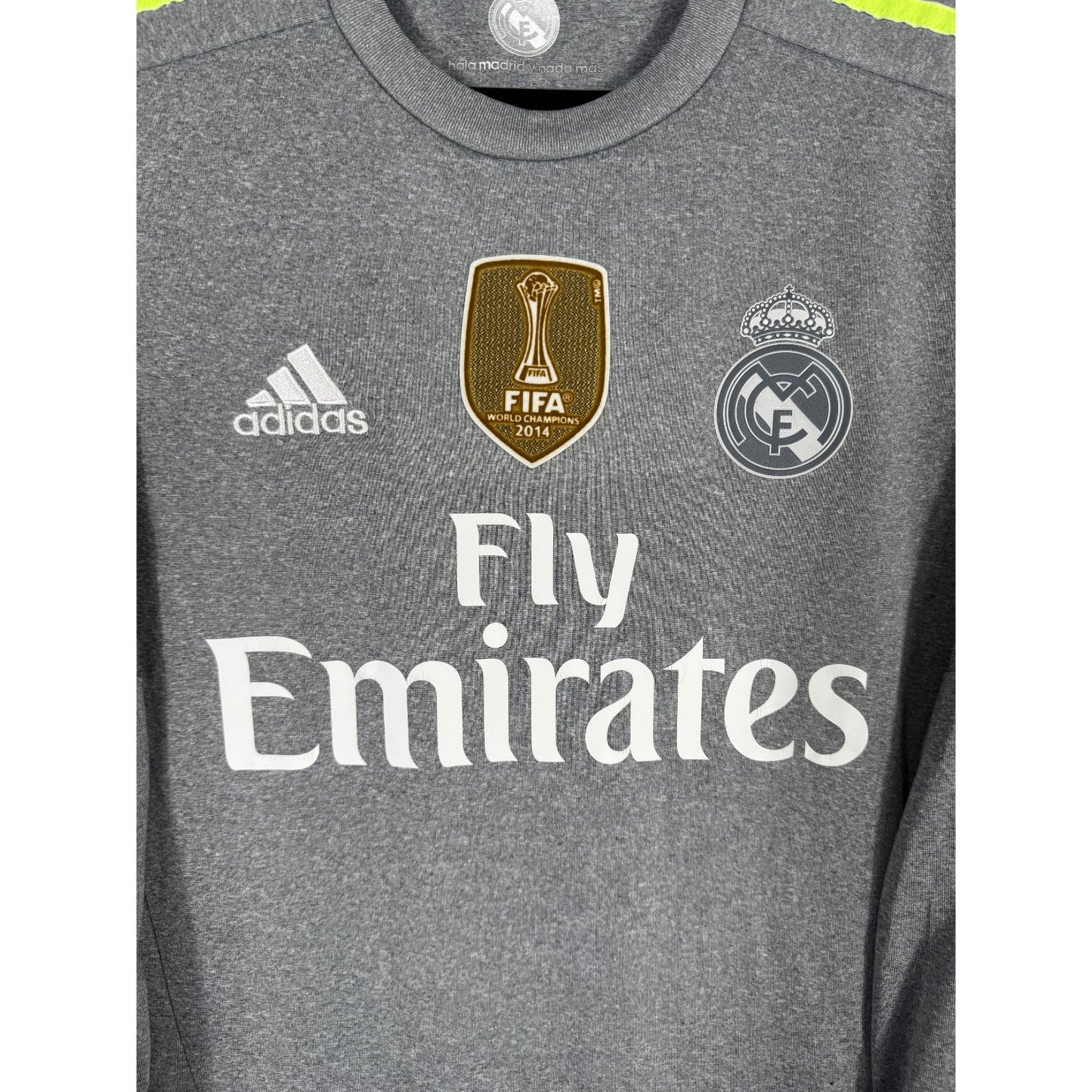 Détail de l'écusson du Real Madrid et du logo Adidas jaune fluo