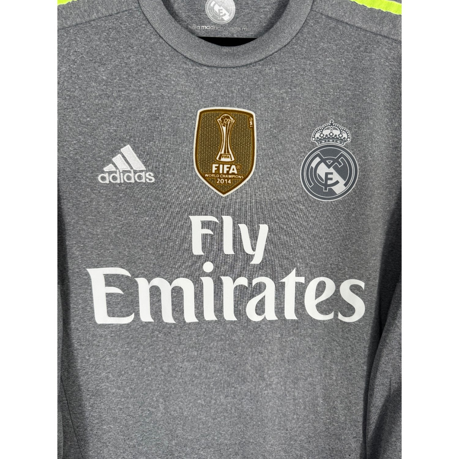 Détail de l'écusson du Real Madrid et du logo Adidas jaune fluo