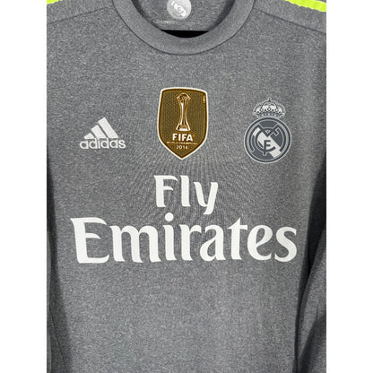 Détail de l'écusson du Real Madrid et du logo Adidas jaune fluo