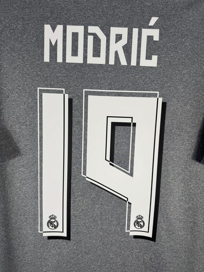 Gros plan du flocage MODRIĆ N°19 avec écussons du Real intégrés aux chiffres