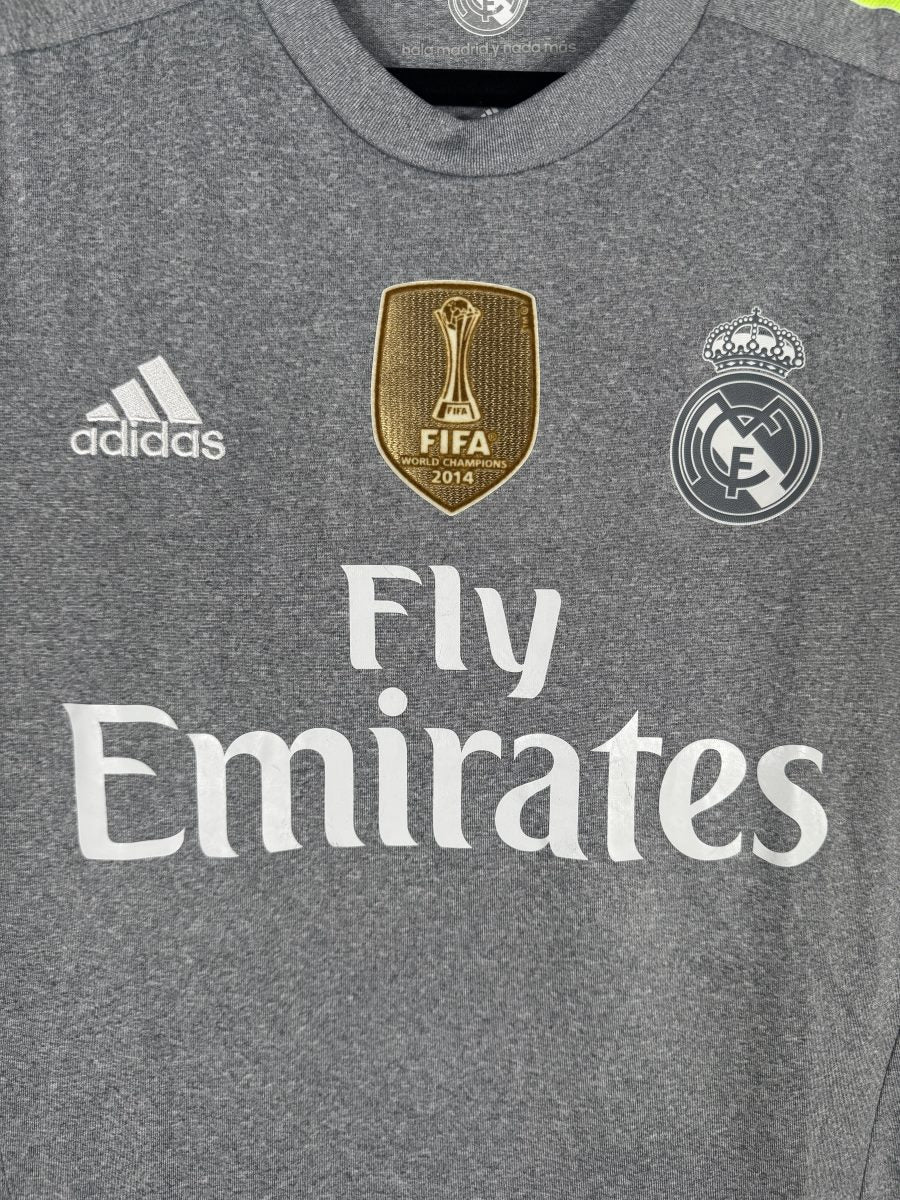 Patch doré FIFA World Champions 2014 et écusson monochrome du Real Madrid