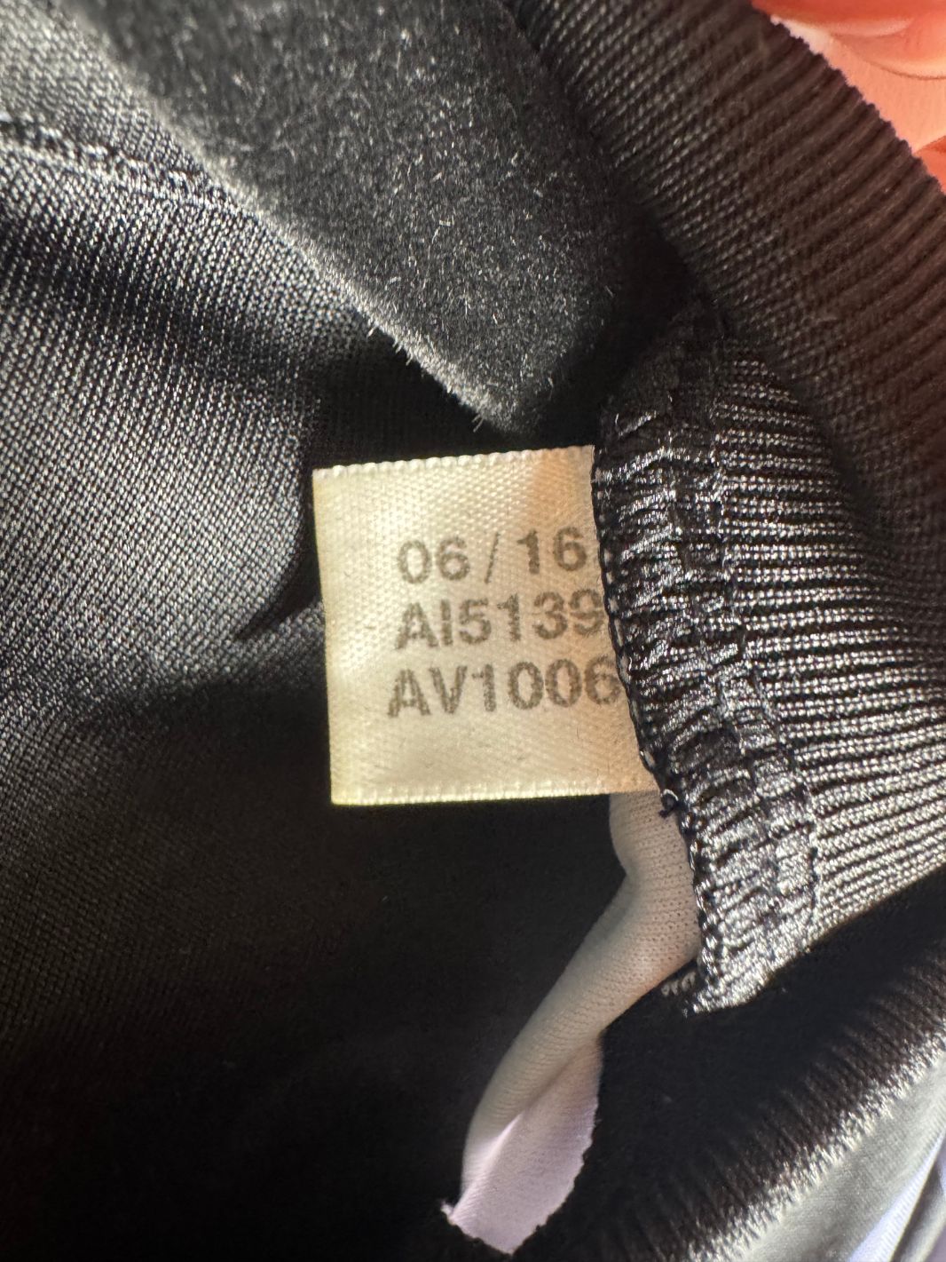 Étiquette d'authenticité avec code Adidas AI5139 prouvant l'originalité du maillot