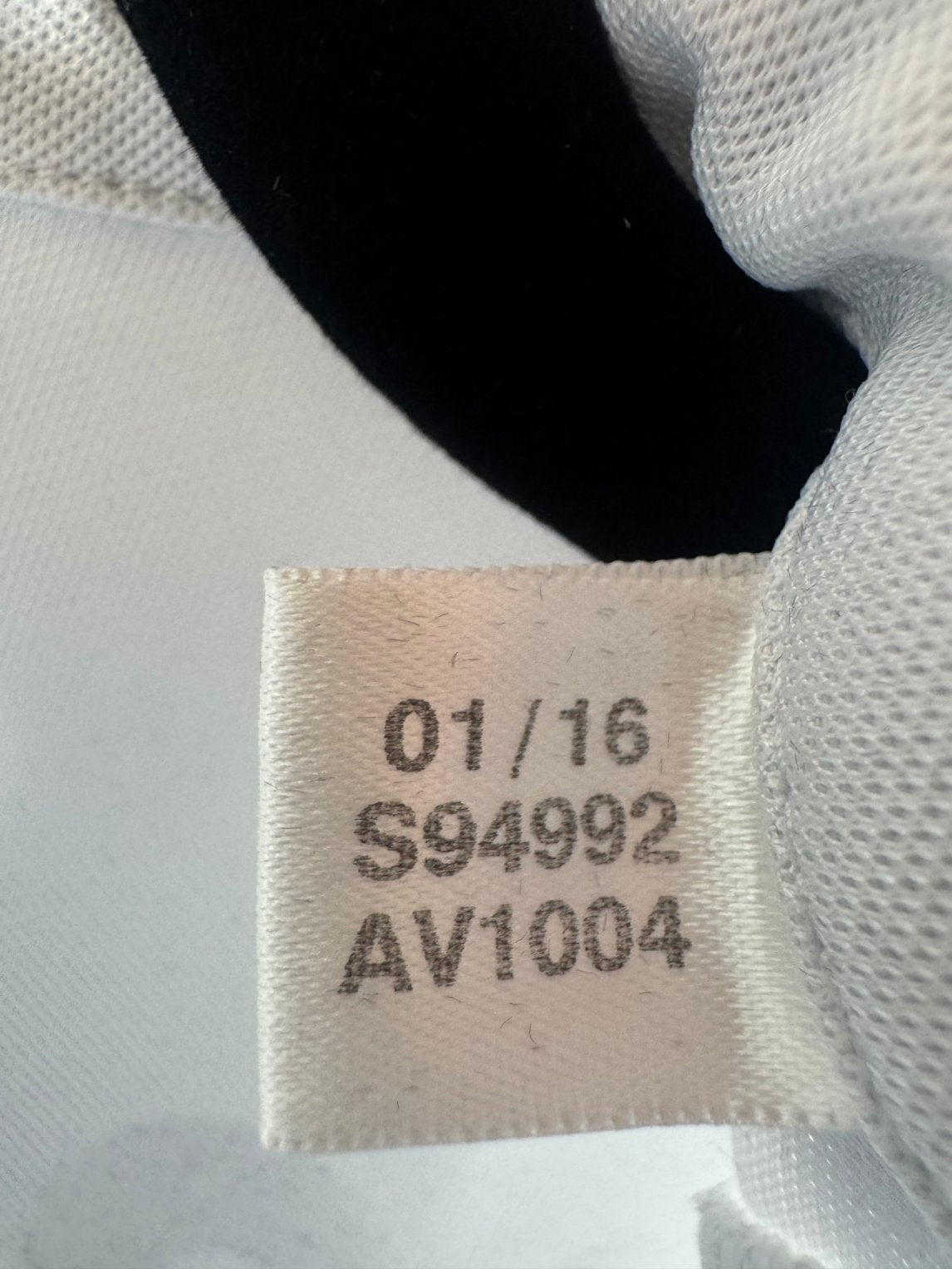 Étiquette d'authenticité avec code Adidas S94992 prouvant l'originalité du maillot