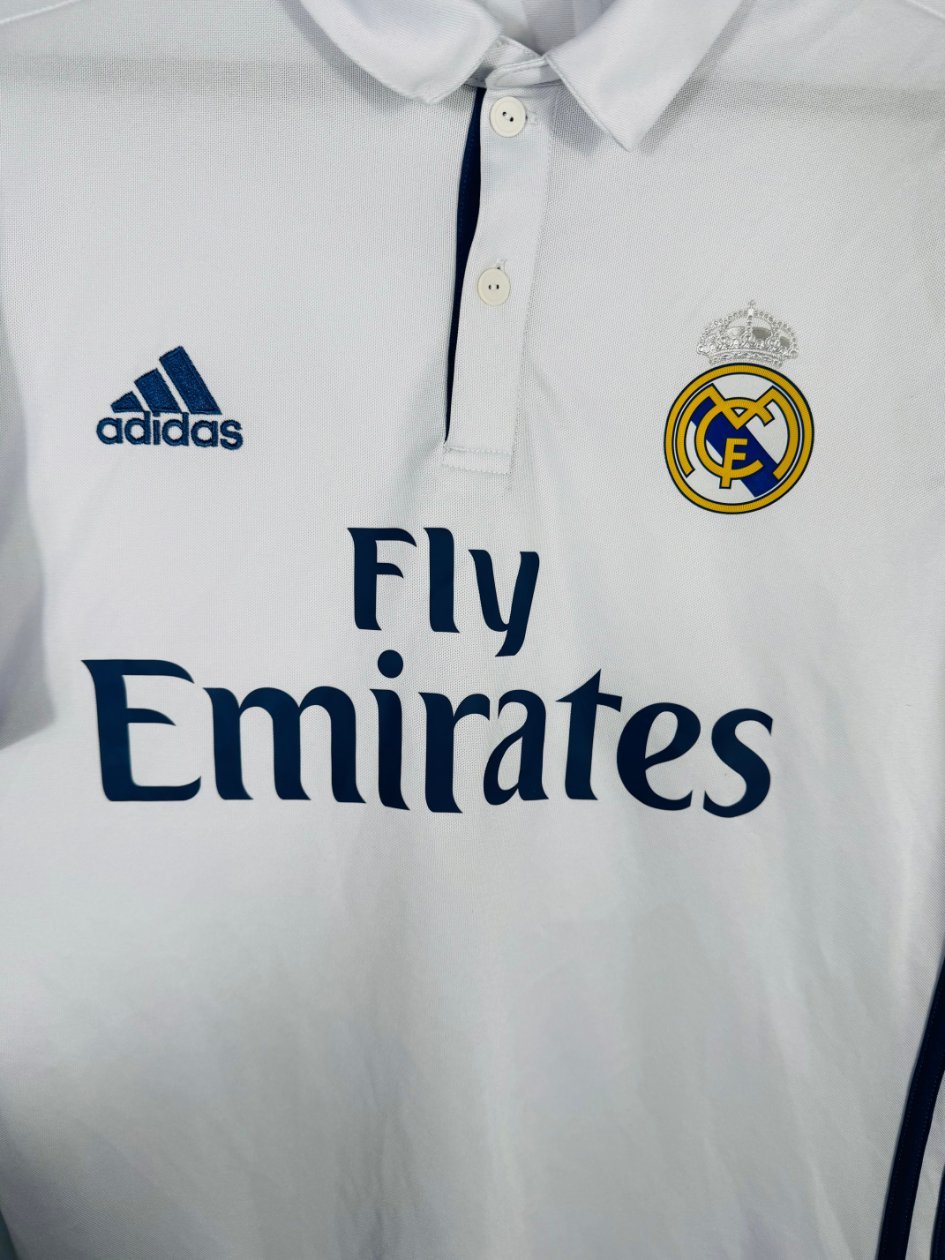 Détail de l'écusson du Real Madrid et du logo Adidas