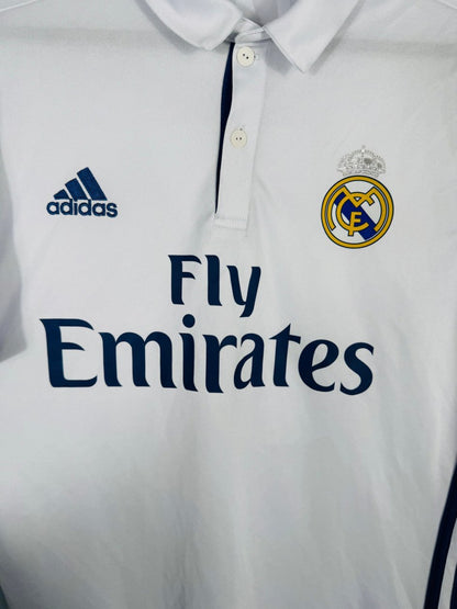 Détail de l'écusson du Real Madrid et du logo Adidas