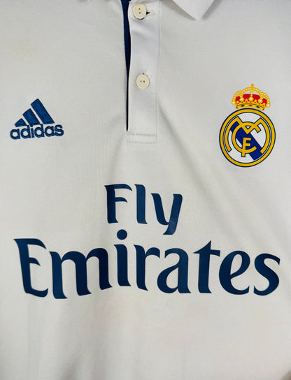 Détail de l'écusson du Real Madrid et du logo Adidas brodé