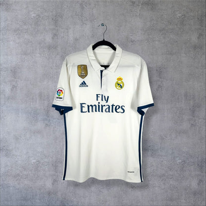 Face du maillot Real Madrid 2016-2017 domicile blanc à col polo sponsor Fly Emirates