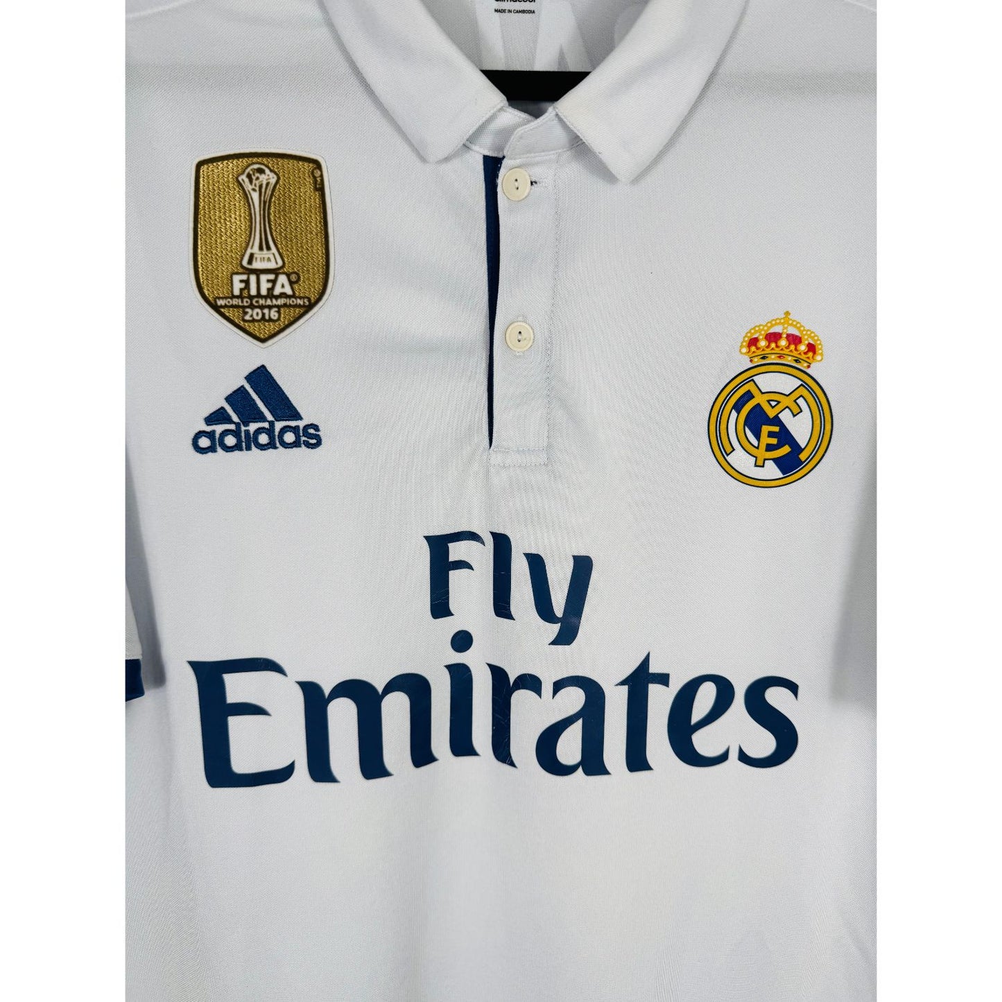 Détail de l'écusson du Real Madrid et du logo Adidas