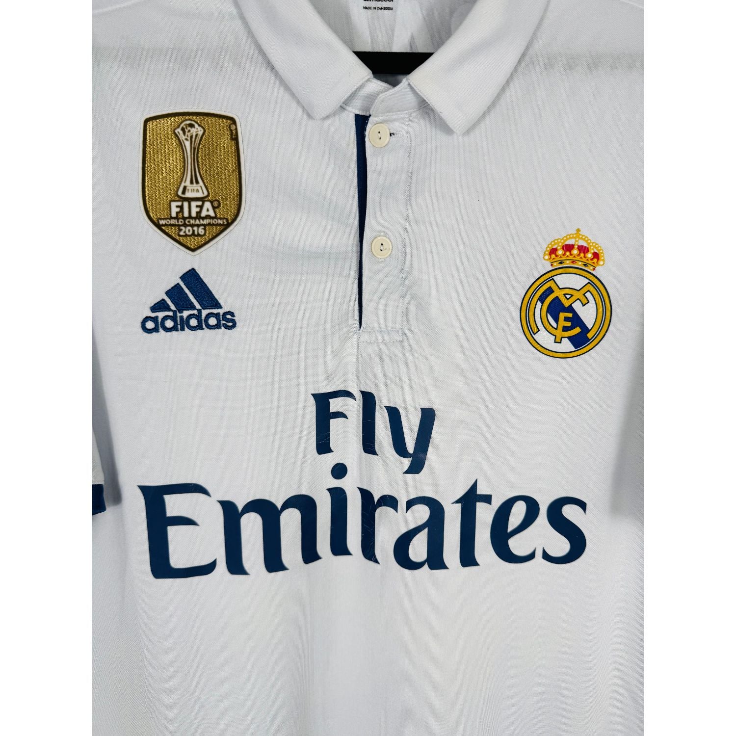 Détail de l'écusson du Real Madrid et du logo Adidas