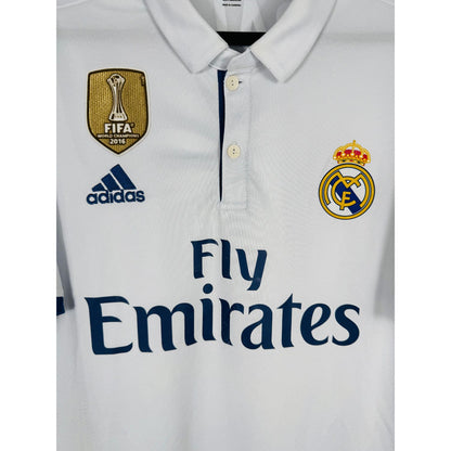 Détail de l'écusson du Real Madrid et du logo Adidas