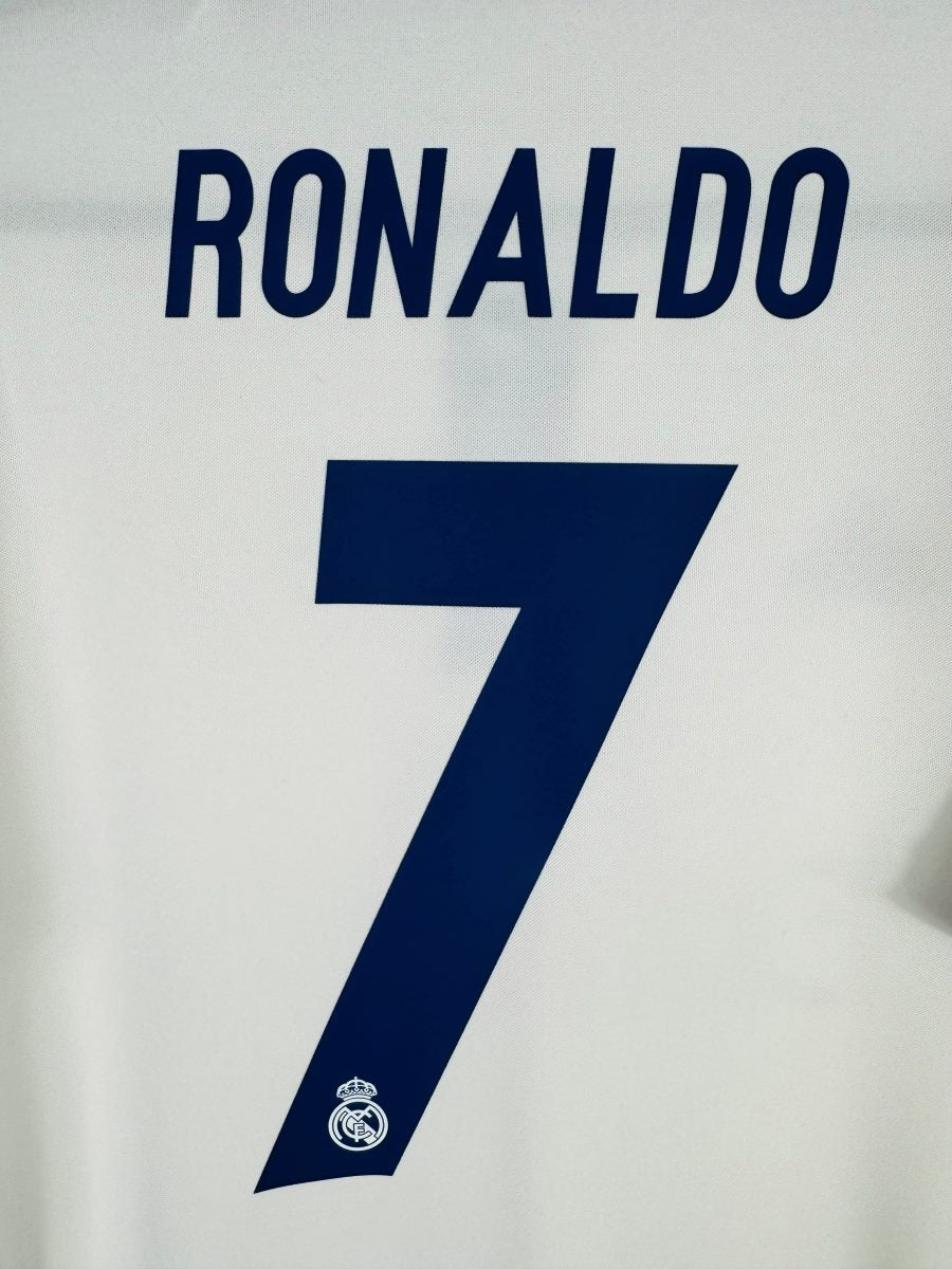 Gros plan du flocage marine RONALDO N°7 avec écusson du Real intégré