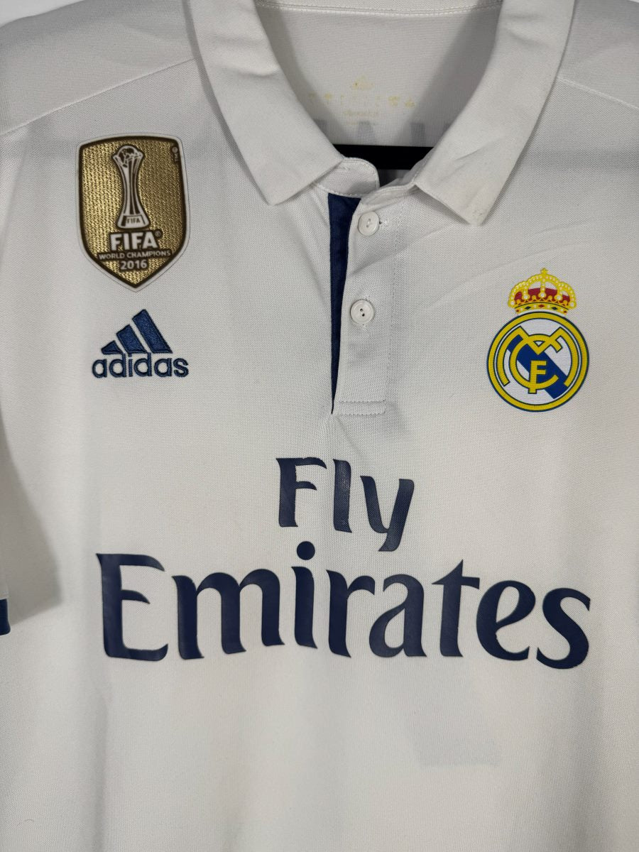 Patch doré FIFA World Champions 2016 et col polo marine du maillot Real Madrid