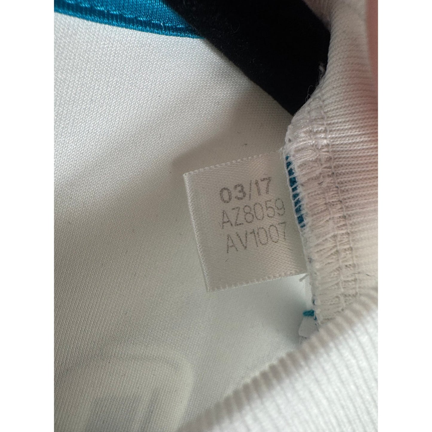 Étiquette d'authenticité avec code Adidas AZ8059 prouvant l'originalité du maillot