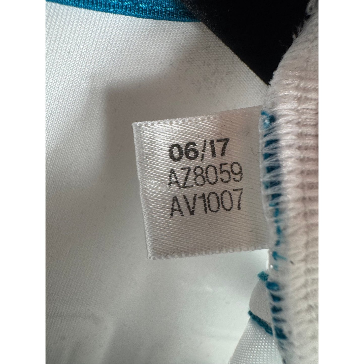 Étiquette d'authenticité avec code Adidas AZ8059 prouvant l'originalité du maillot