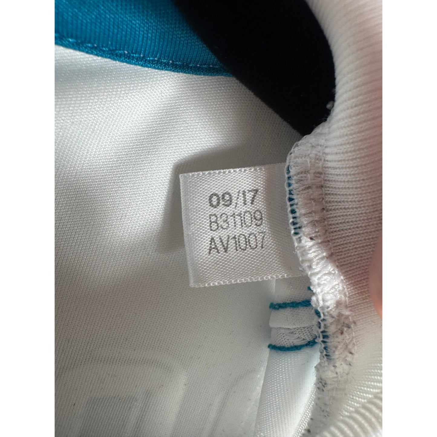 Étiquette d'authenticité avec code Adidas B31109 prouvant l'originalité du maillot