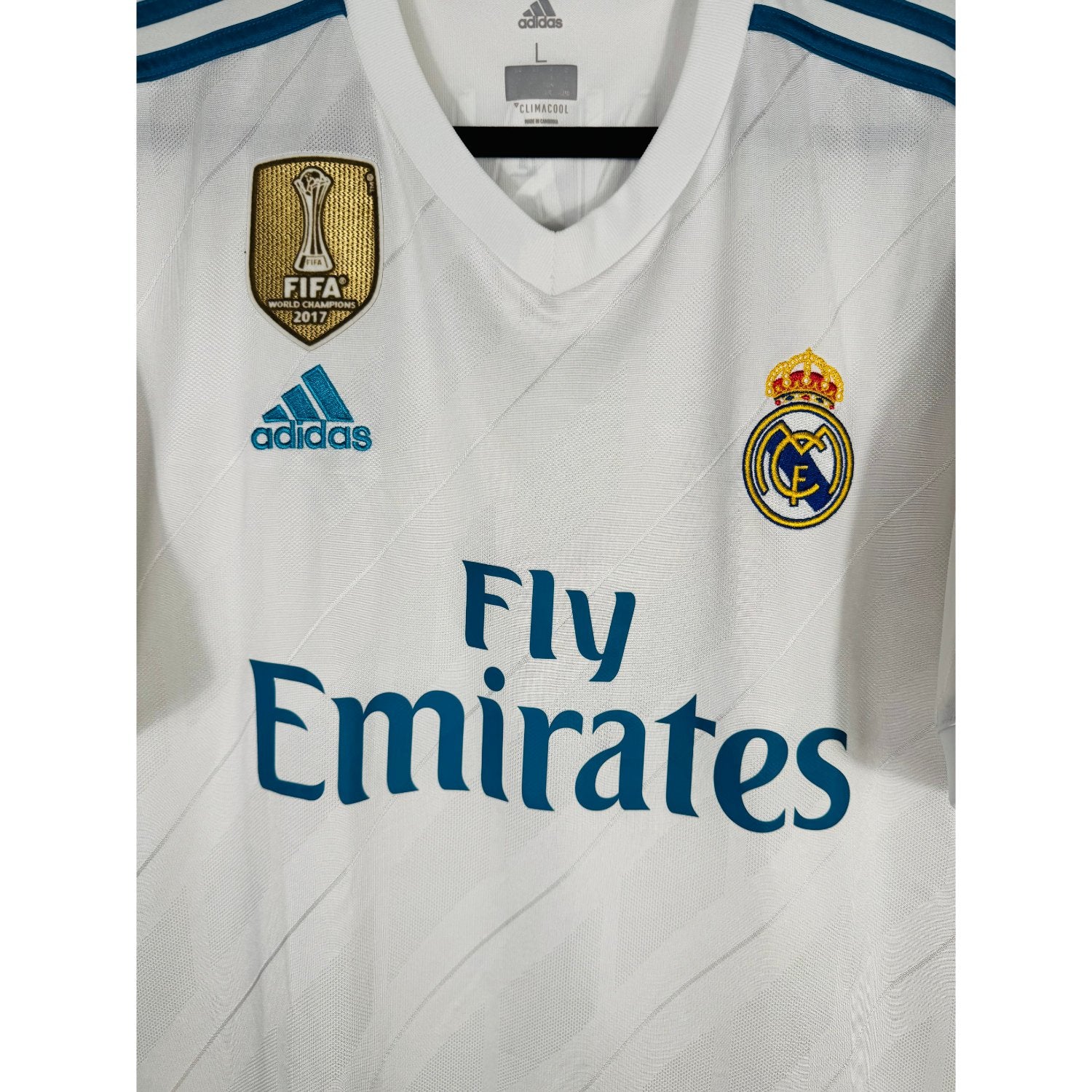 Détail de l'écusson du Real Madrid et du logo Adidas