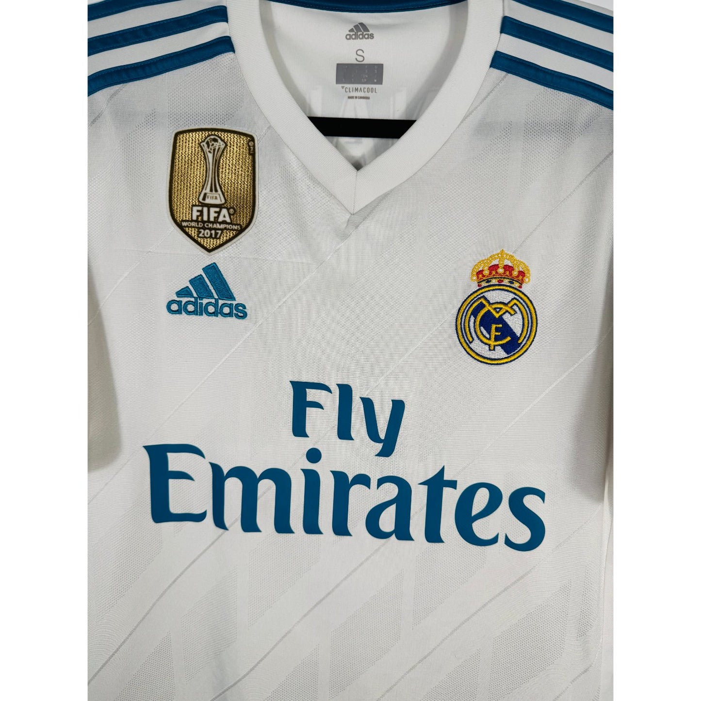 Détail de l'écusson du Real Madrid et du logo Adidas