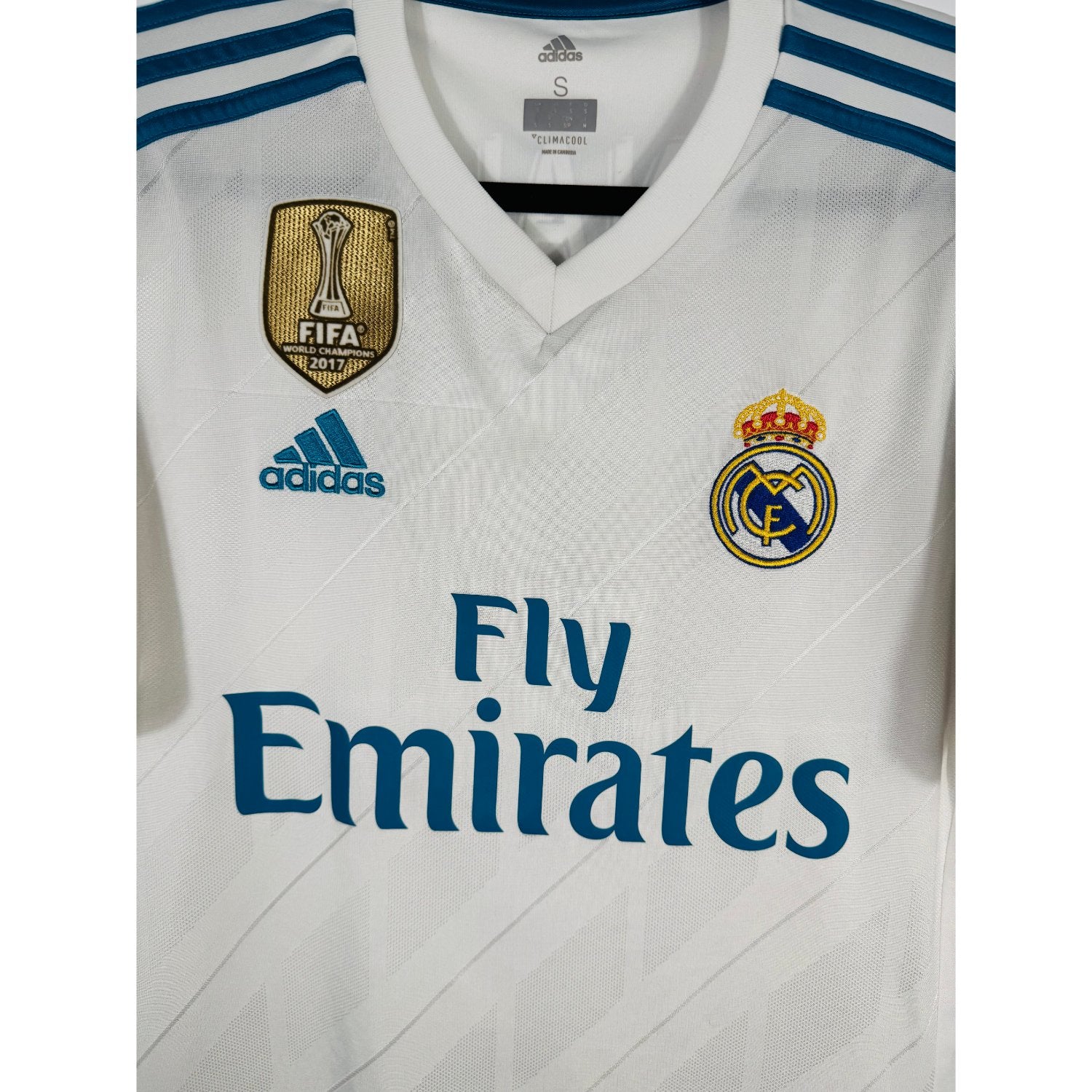 Détail de l'écusson du Real Madrid et du logo Adidas