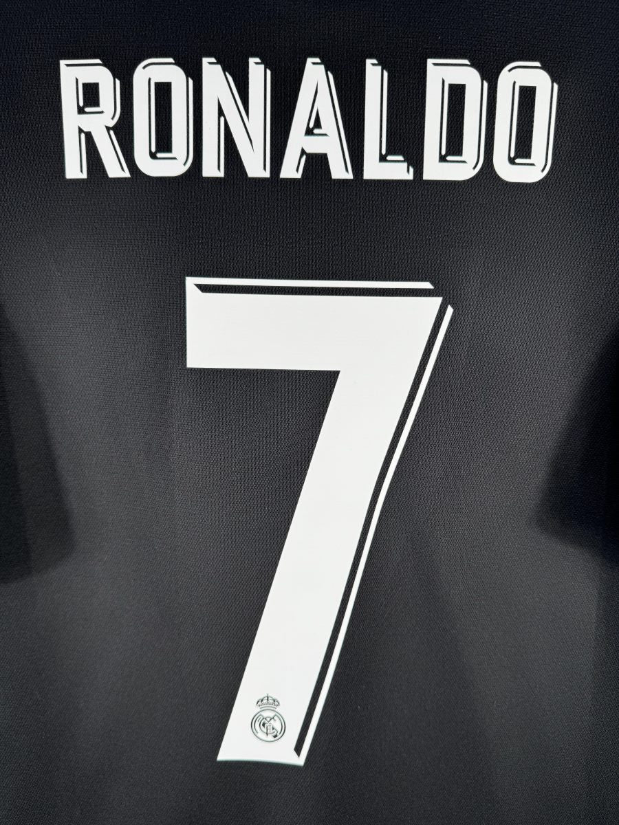 Gros plan du flocage RONALDO 7 blanc avec écusson du Real Madrid, maillot extérieur 2017-2018