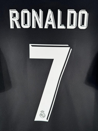 Gros plan du flocage RONALDO 7 blanc avec écusson du Real Madrid, maillot extérieur 2017-2018