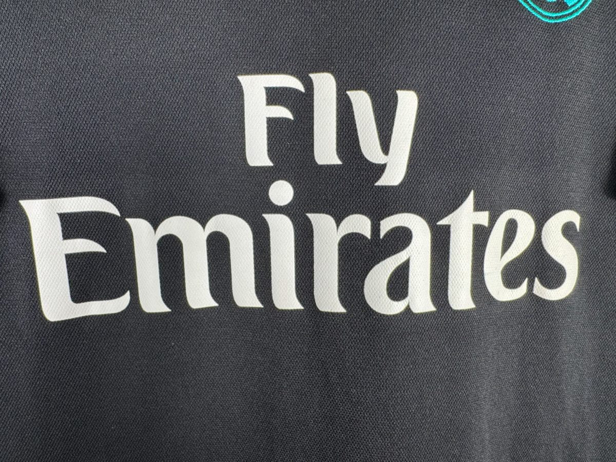 Détail du sponsor Fly Emirates sur le maillot Real Madrid 2017-2018 extérieur