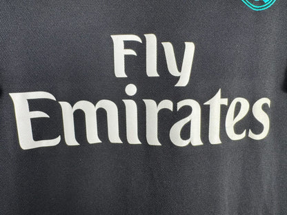 Détail du sponsor Fly Emirates sur le maillot Real Madrid 2017-2018 extérieur