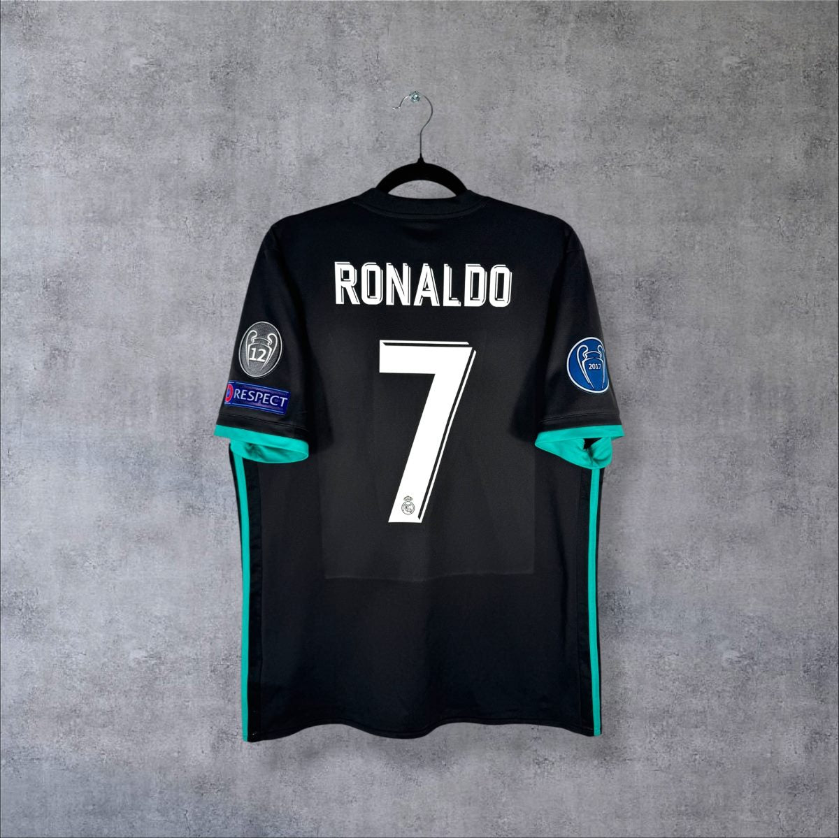 Dos du maillot Real Madrid 2017-2018 extérieur noir avec flocage RONALDO numéro 7 et patchs Ligue des Champions
