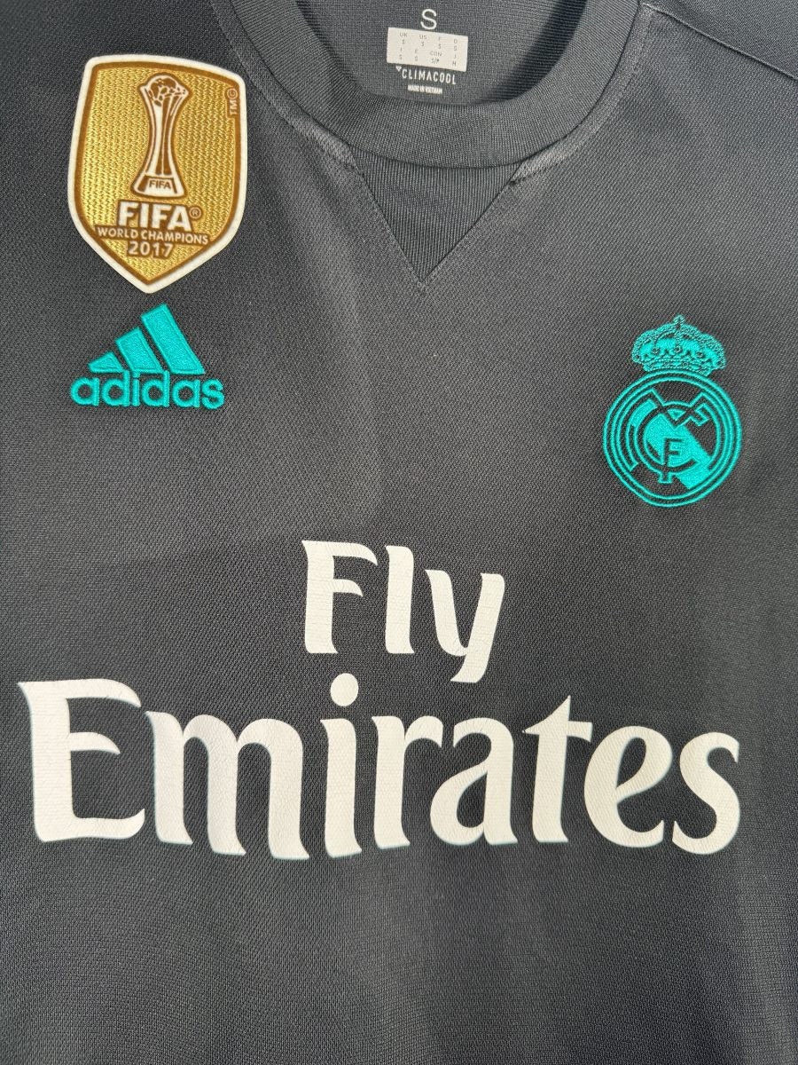 Écusson brodé turquoise Real Madrid, logo adidas et sponsor Fly Emirates, maillot extérieur 2017-2018