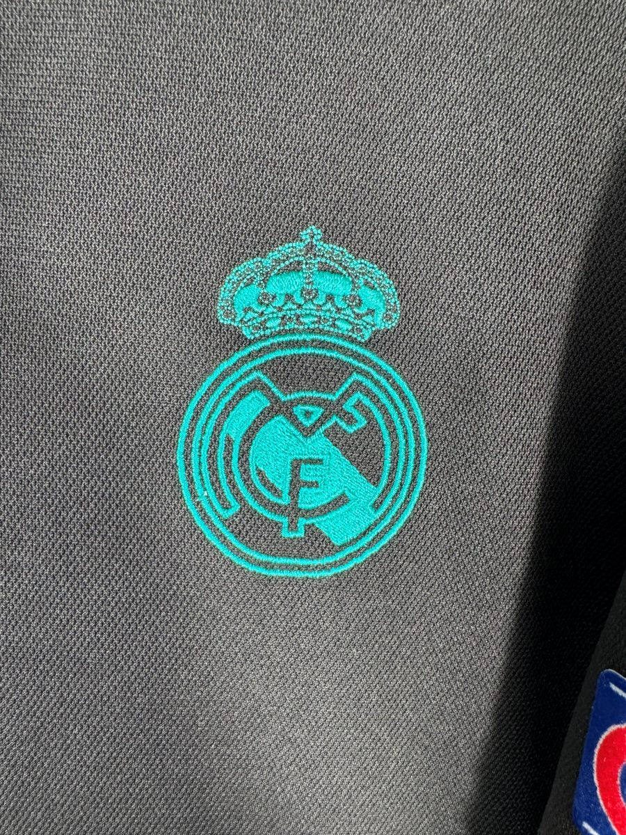Écusson du Real Madrid brodé en turquoise sur le maillot extérieur 2017-2018